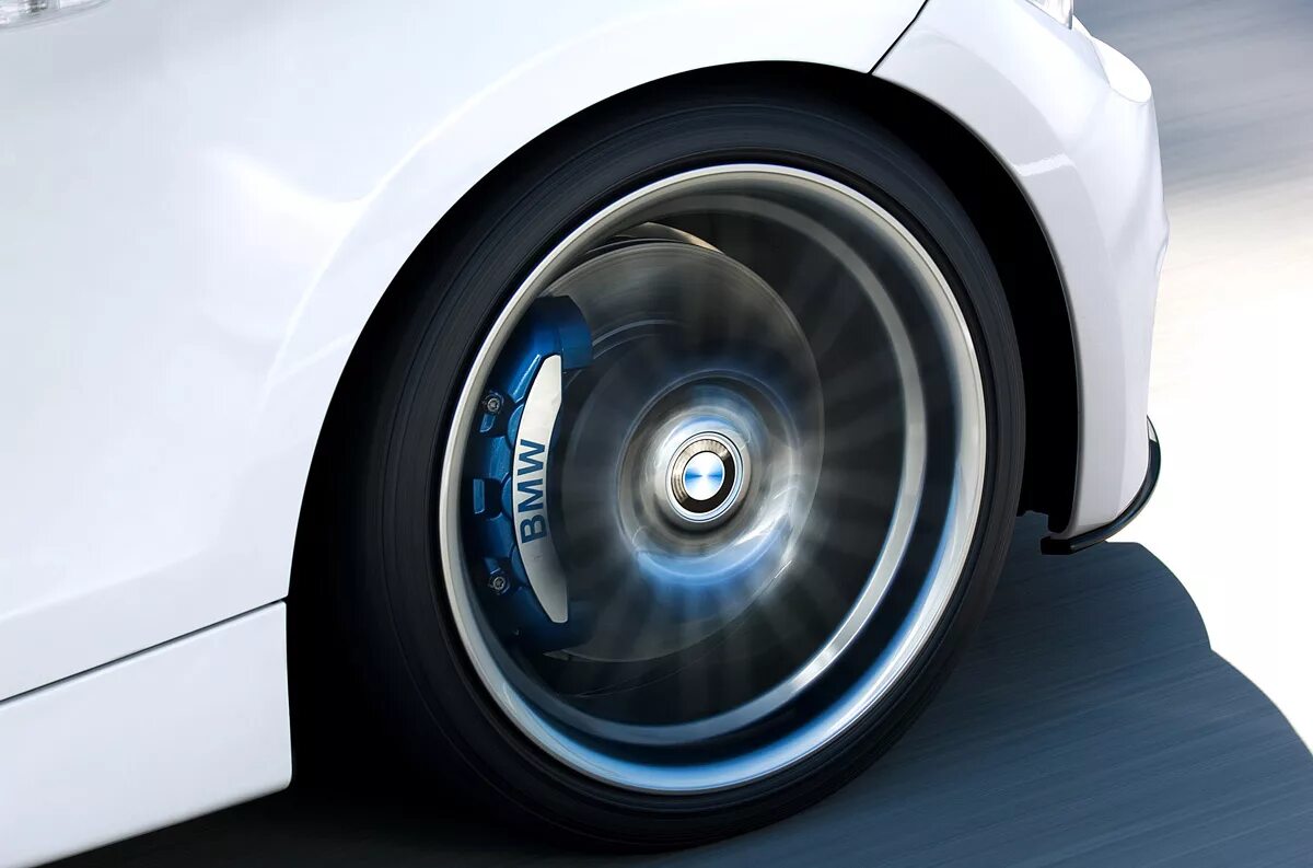 Колеса во время движения. BMW Concept 1 Series tii. BMW 1 Series tii. Колесо машины. Движение колес автомобиля.