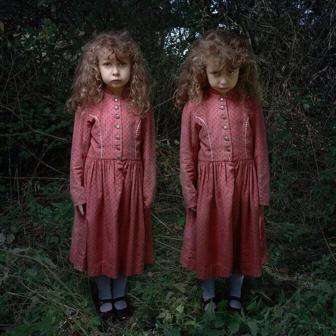 Post mortem викторианской эпохи близняшки. сияние 1997 близняшки. дом странных детей мисс перегрин близнецы без масок. доппельгангер 1993. жуткие близнецы.