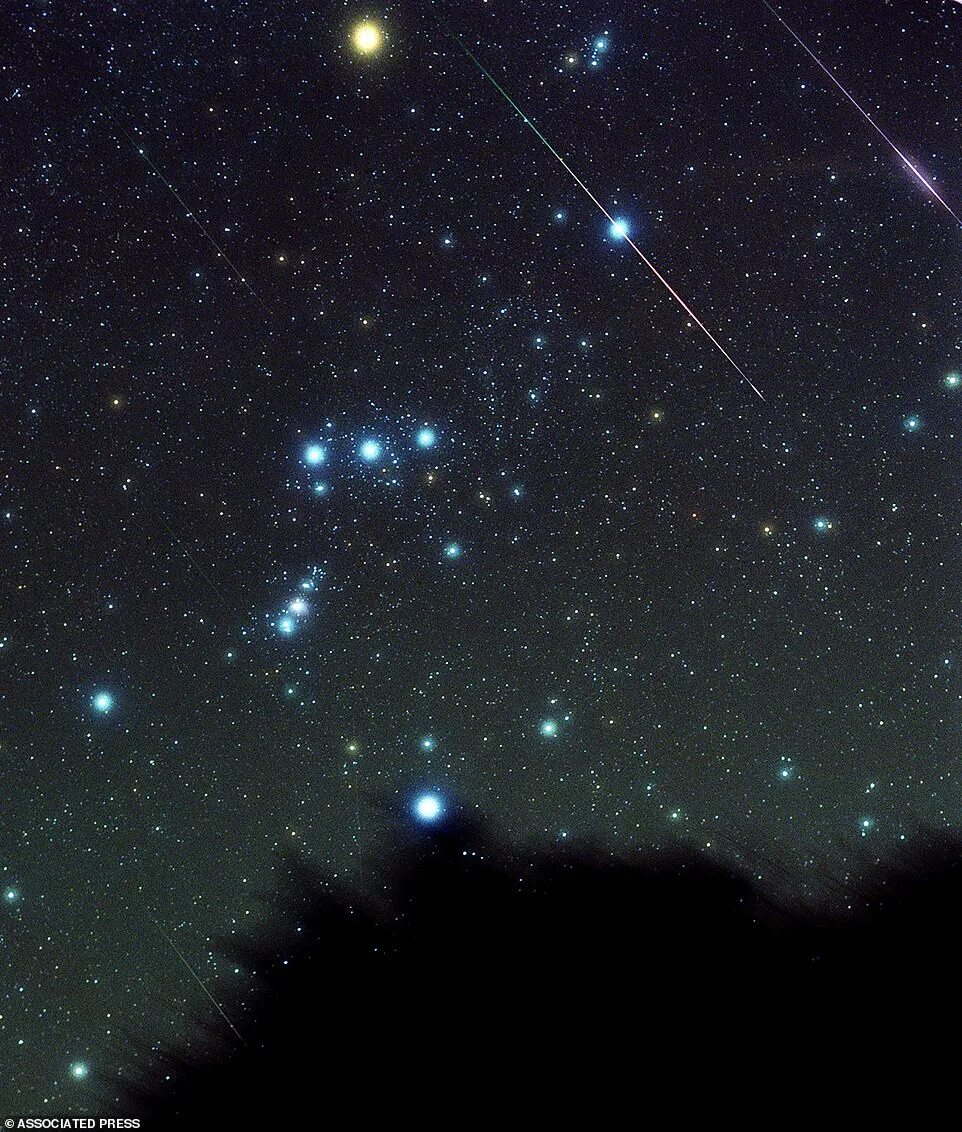 Три яркие звезды. Созвездие ореон бетельгейзе. Три яркие звезды. Саиф звезда орион. Созвездие орион.