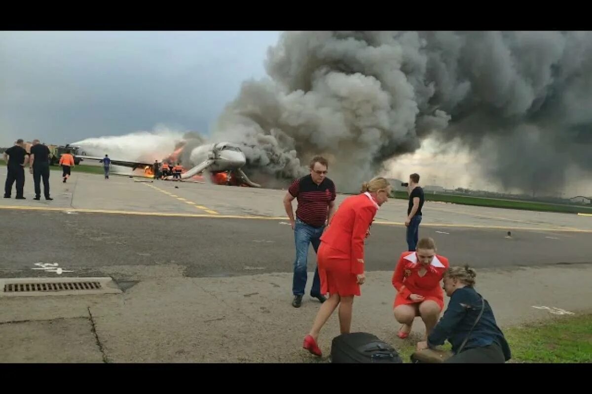 В сочи горит аэропорт. Авиакатастрофа SSJ-100 В Шереметьево. Катастрофа Суперджет 100 в Шереметьево. Сухой Суперджет 100 Шереметьево. Катастрофа Суперджет 100 5 мая 2019.