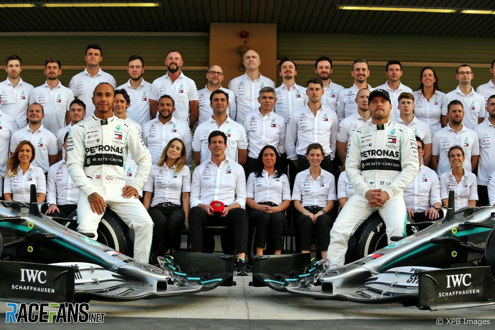 Petronas team. Мерч мерседес. Amg petronas f1. Formula 1 mercedes team. Mercedes amg petronas лого.