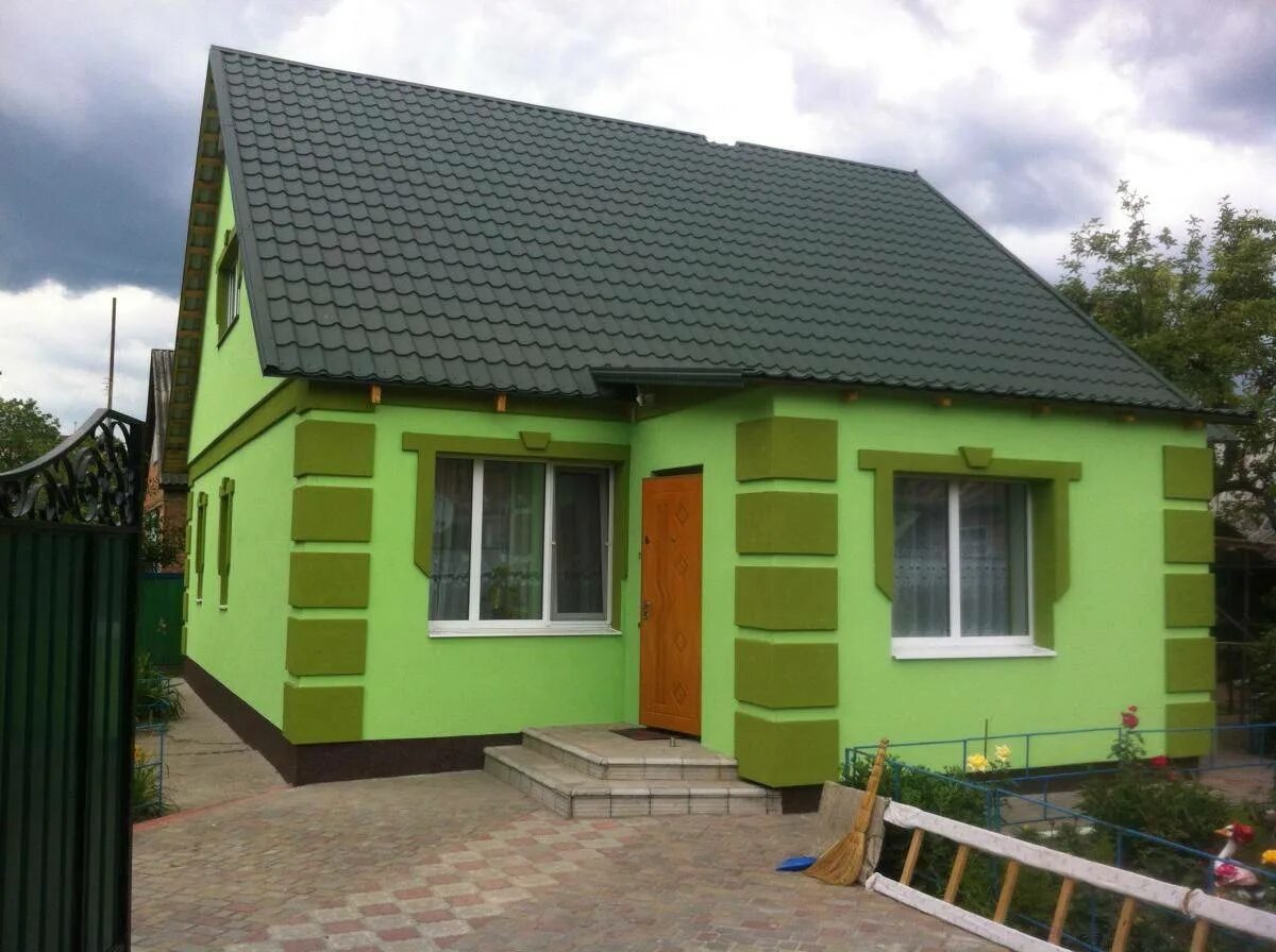 Какой краской покрасить дачу. Дачный домик зеленого цвета. Салатовый фасад дома. Крашенные фасады домов. Покраска фасадов домов.