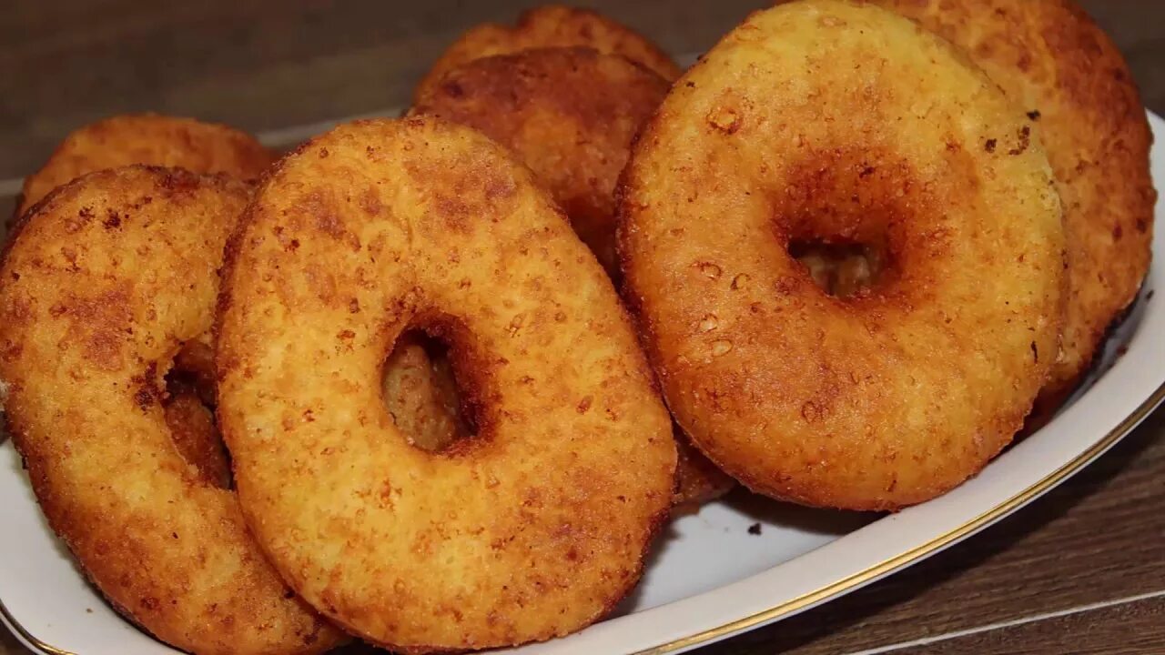 Пончики быстро и вкусно на сковороде. Пончики на кефире пышные. пончики на кефире жареные. сковорода для пончиков. творожные колечки жареные.