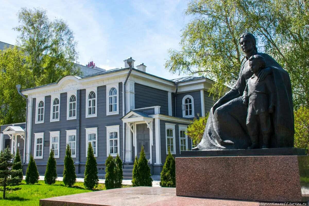 Карамзинский сквер ульяновск. Г ульяновск памятники. Памятник ленину в ульяновске. Г ульяновск памятники. Примечательности в ульяновске.