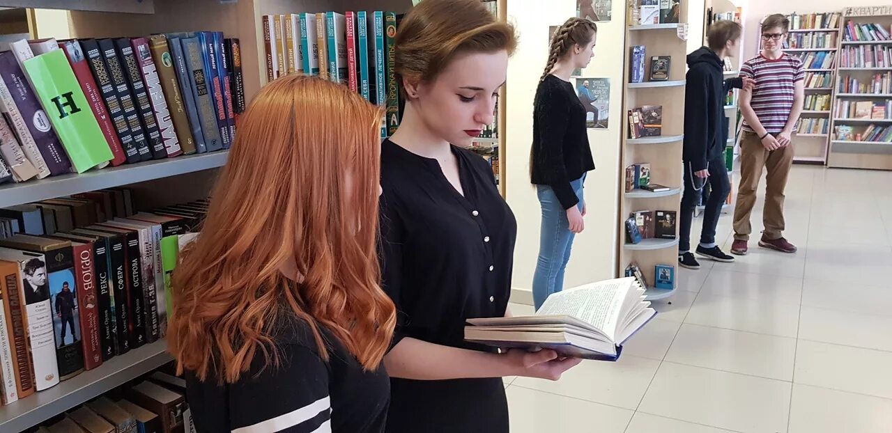 School. Педагог и дети. Подросток с книгой. Что читает современная молодежь. Привлечь молодежь к чтению.