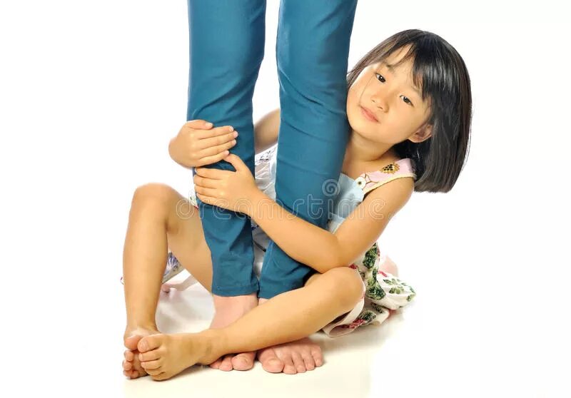 Девушка обнимает ноги. Девочка обняла ногами. Девочка обнимает за ноги. Девочка держится за ногу мамы. Маленькая девушка обнимает ножками.