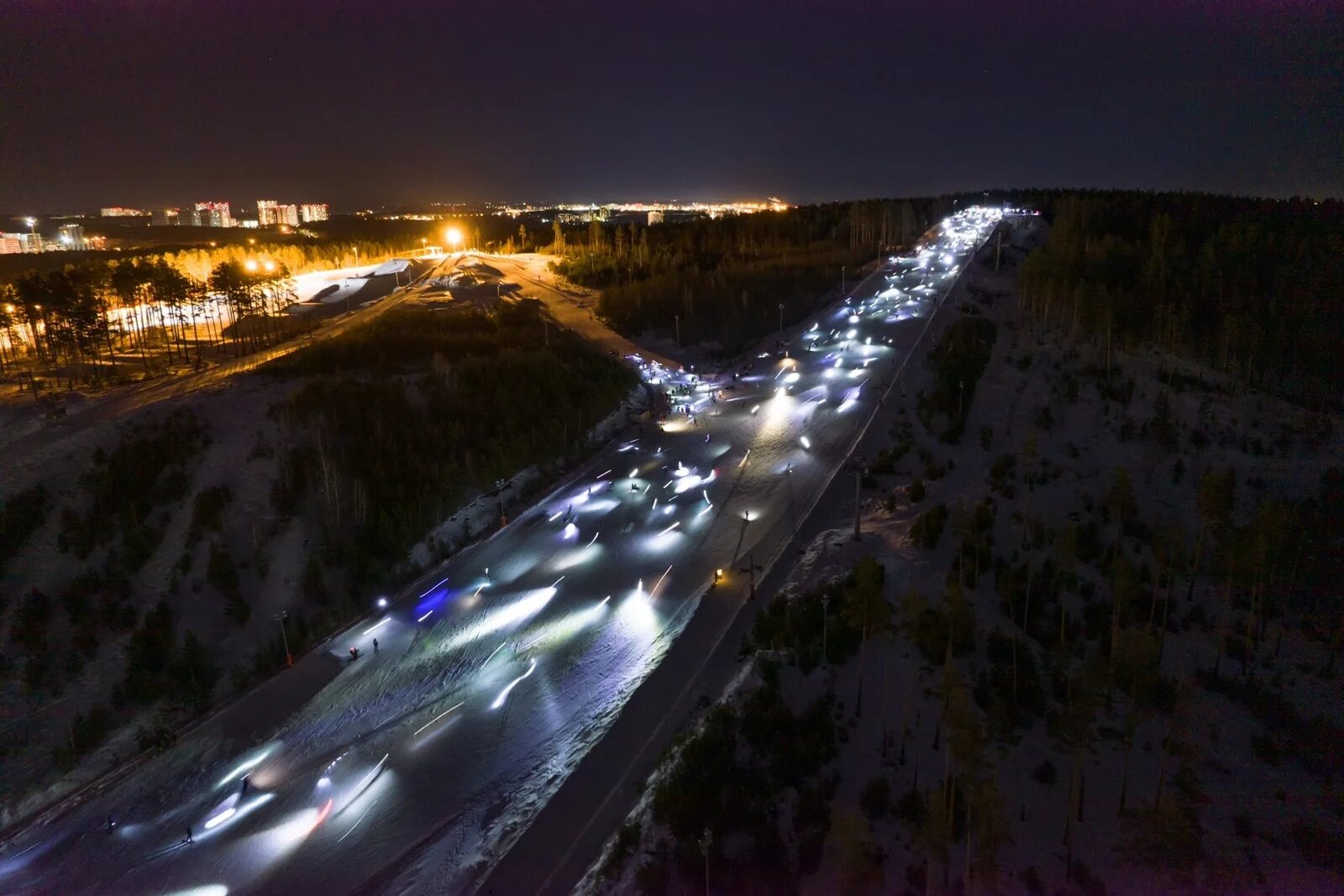 светящаяся гора. светящиеся горы. светящаяся гора. гора уктус. пещеры светлячков вайтомо в вайтомо, новая зеландия.