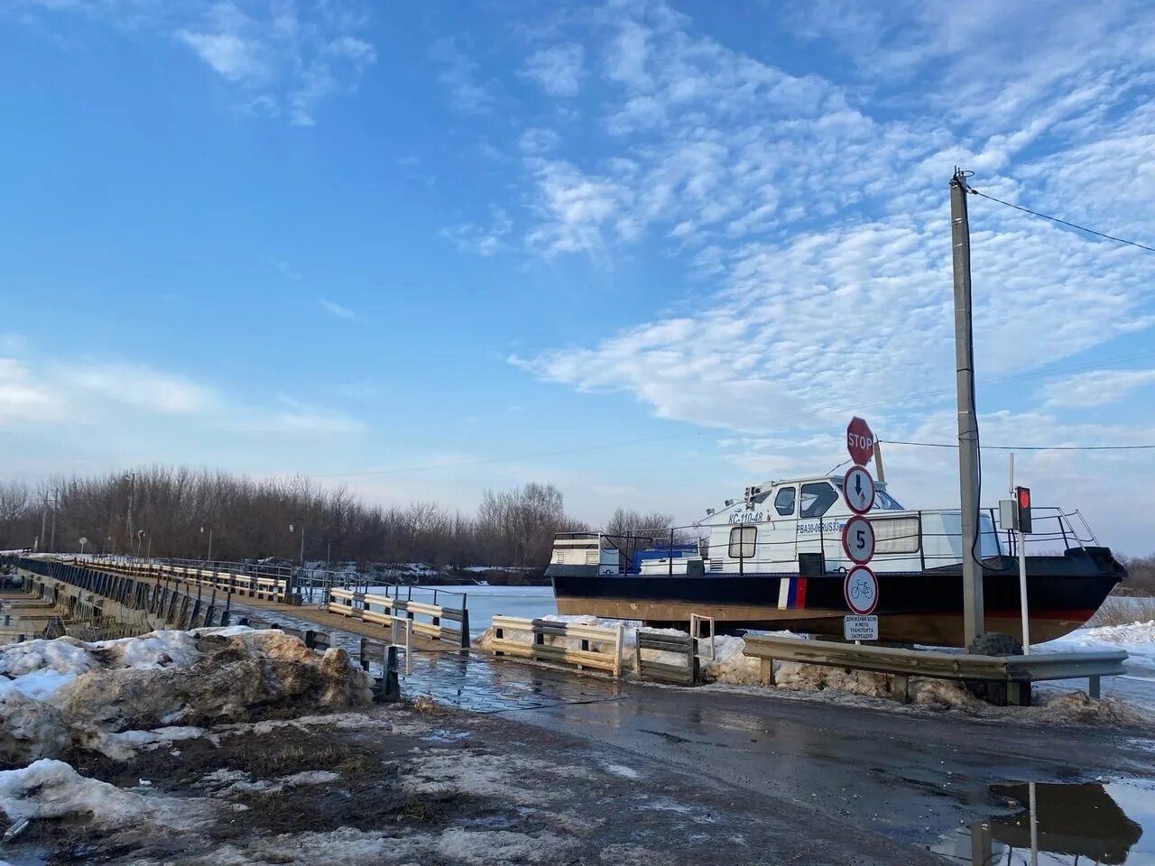 Подъем воды в клязьме. Наплавной мост 2 новая Ладога. Понтонный мост Муром. Мост на реке.