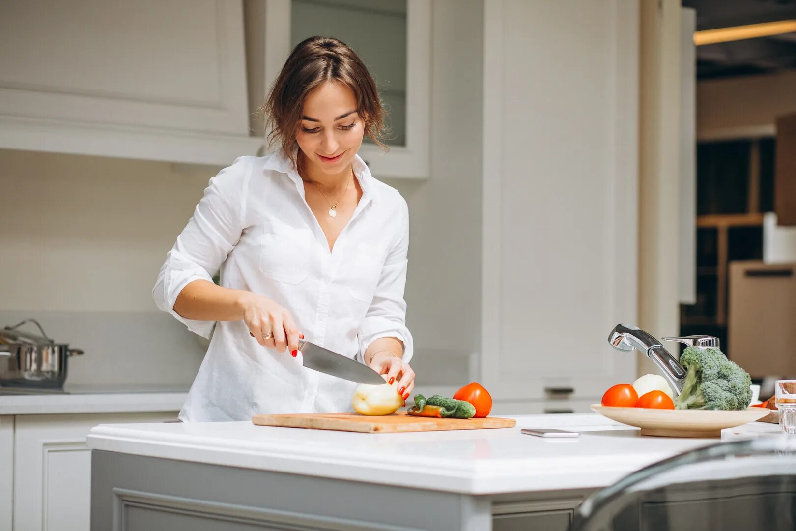 Been preparing. Женщина на кухне. Женщина готовит. Готовит на кухне. Домохозяйка на кухне.