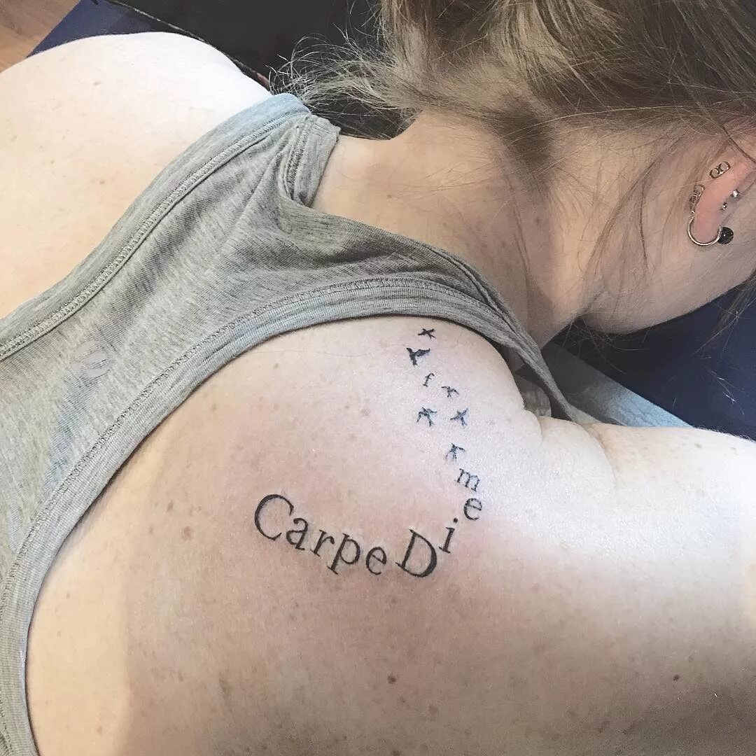 Дем перевод. Татуировки с надписью Carpe Diem. Carpe Diem тату на ключице. Тату надпись на ключице Carpe Diem. Лови момент на латыни тату.