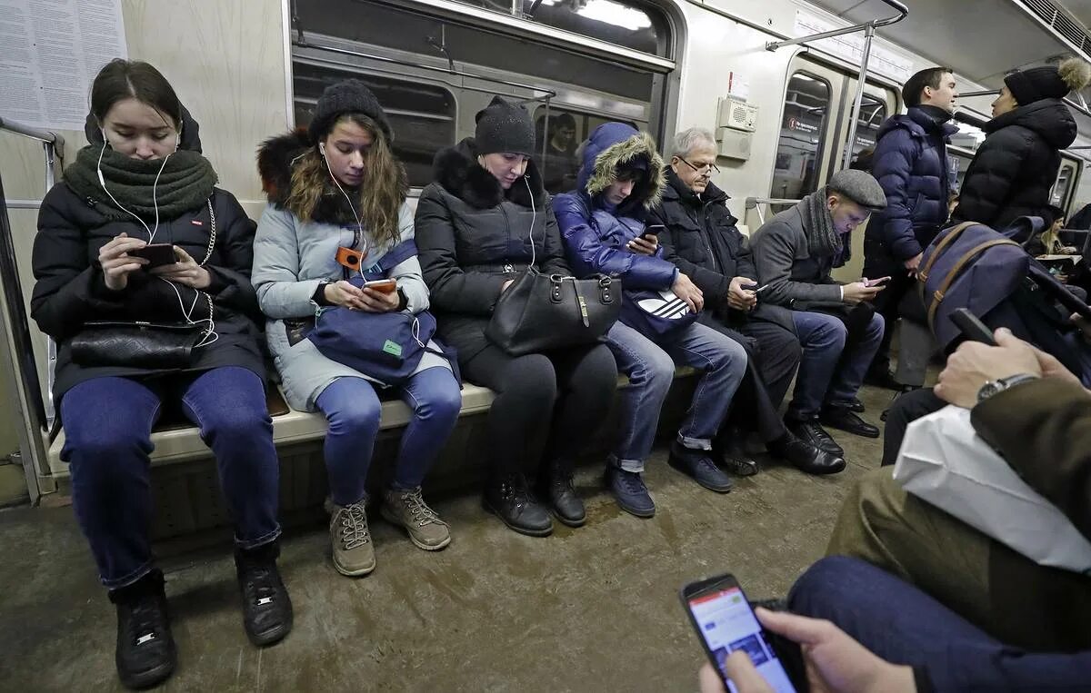 Номер телефона метрополитена. Люди со смартфонами в метро. Люди в метро. Пассажиры Московского метро. Люди в Московском метро.