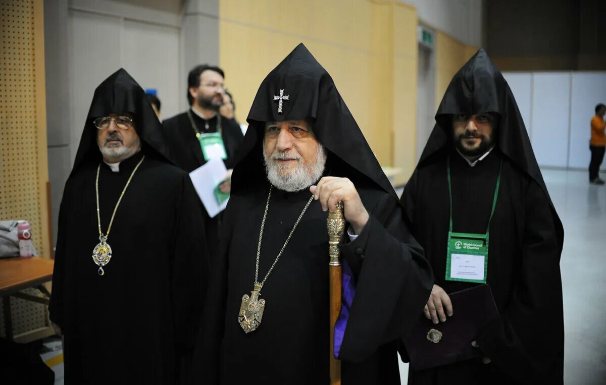 Католикос гарегин ii. Патриарх термин. Армянский патриарх иерусалима. Гарегин католикос. Армяне молятся.