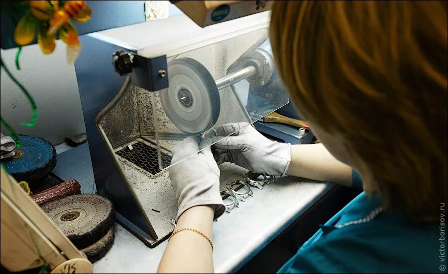 Ученик ювелира. Верстак ювелира. Шлифование и полирование ювелирных изделий. Станок для шлифовки стекла. Ювелиров полировщиков.
