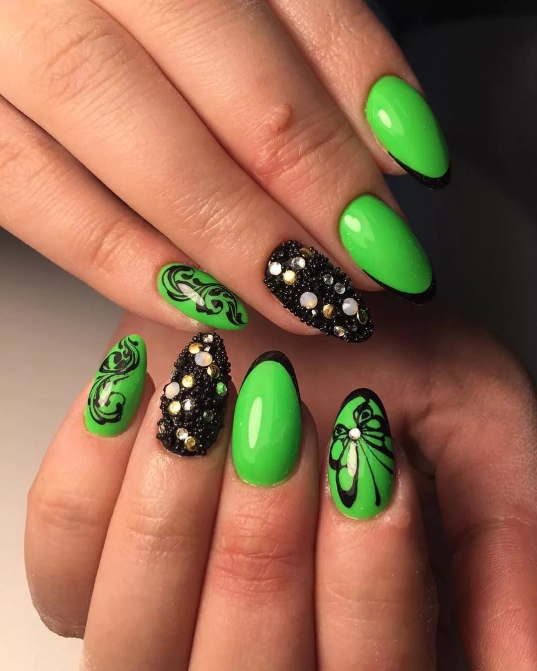 Салатовый маникюр с цветами. Маникюр зеленый. Салатовые ногти. Зеленые ногти. Черно салатовые ногти.