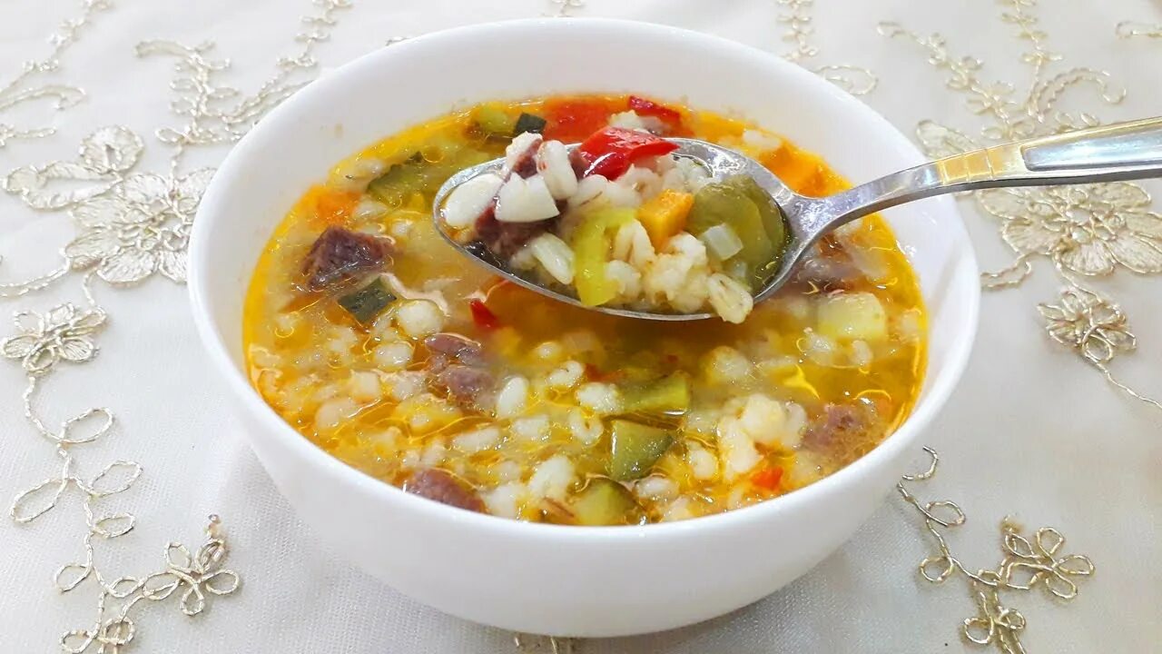 Суп с перловкой и солеными огурцами. Суп рассольник с перловкой. Перловый суп рассольник. Рассольник с перловкой и солеными огурцами с говядиной.