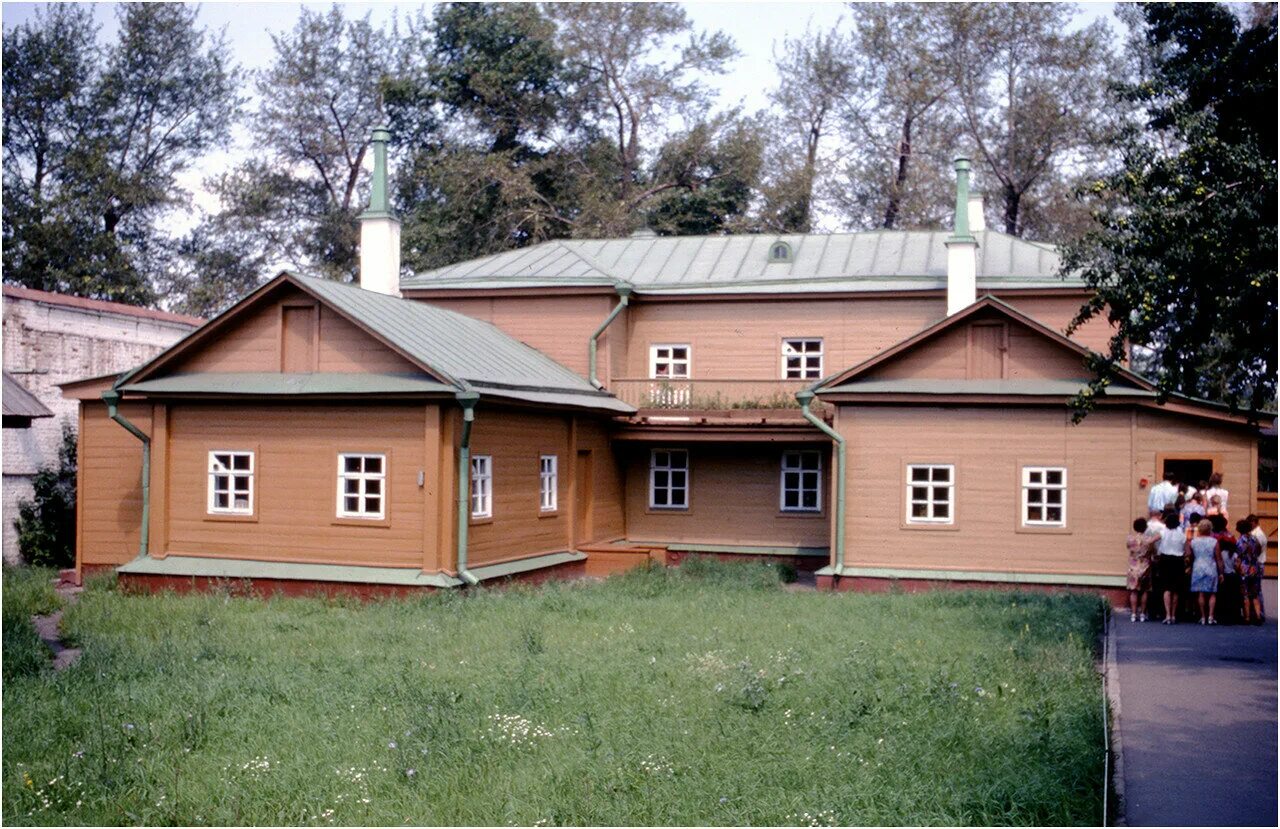 Музей семьи ульяновых в ульяновске. Дома музеи ленина в ульяновске. Дом семьи ульяновых в ульяновске. Дом музей семьи ульяновых ульяновск. Дом-музей ленина в ульяновске.