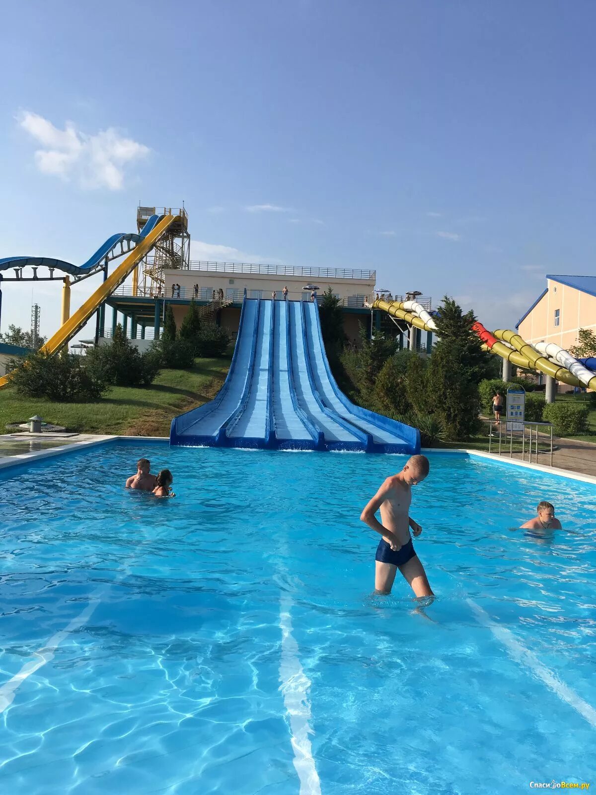 Голубая бухта в Геленджике аквапарк.