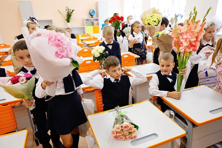 В школе 800 учеников из них 33. Школьники за партой. Новая школа на Рассветной в Калининграде. Новая школа в Калининграде 2022. Рассветная улица Калининград школа 59.