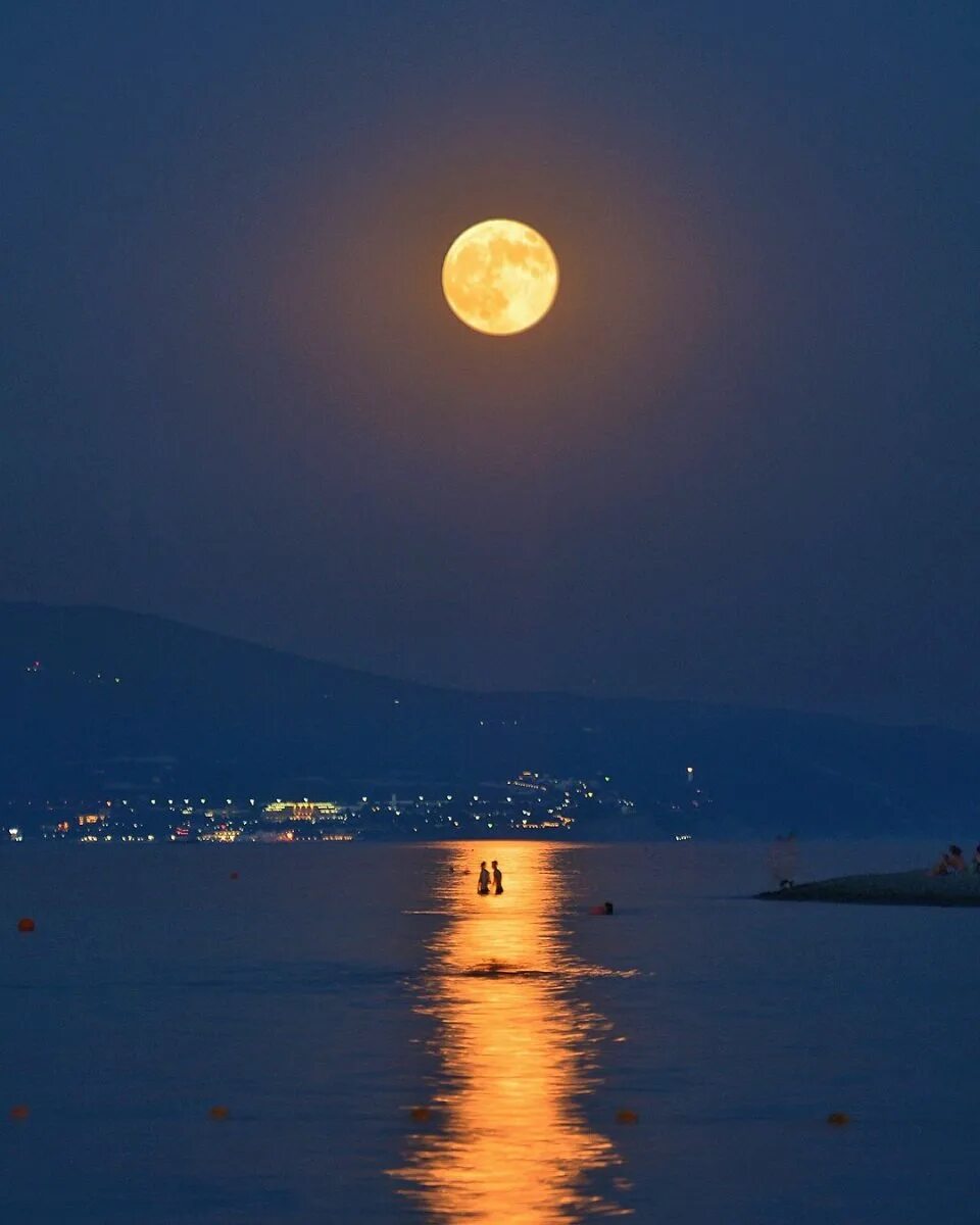 Ночь в море. Лунная дорожка. Лунная дорожка. Ночное море. Лунная дорожка на море.