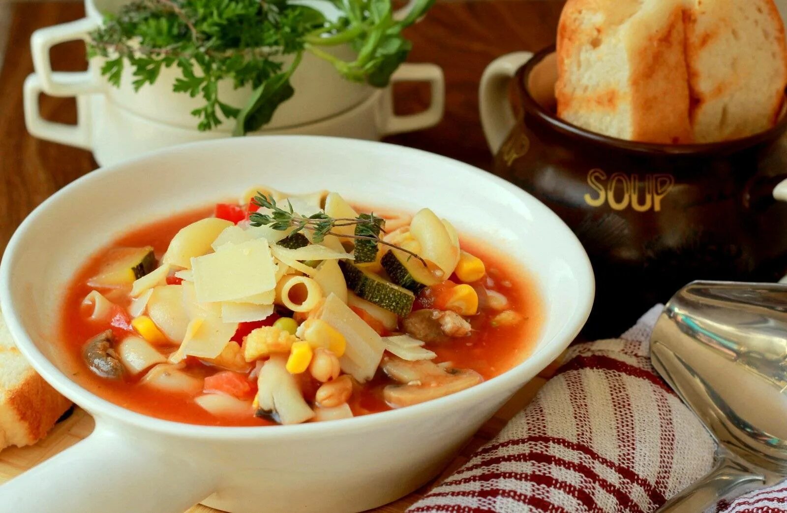 Суп с макаронами в мультиварке. Суп минестроне (minestrone). минестроне итальянский овощной суп. минестроне с пастой. традиционный итальянский суп минестроне.