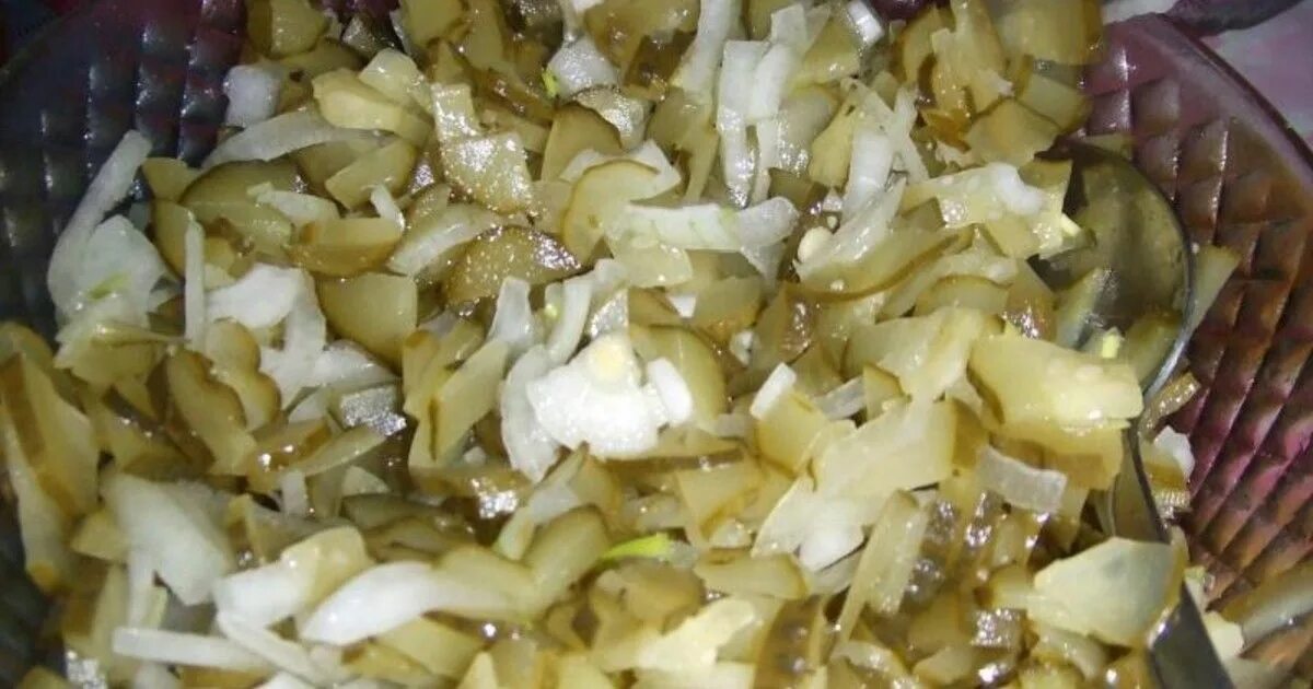 Яичный салат с огурцом. Салат с картошкой и солеными огурцами. Соленые огурцы с майонезом. Соленый огурец с луком и майонезом. Салат с огурцом и зеленым луком.