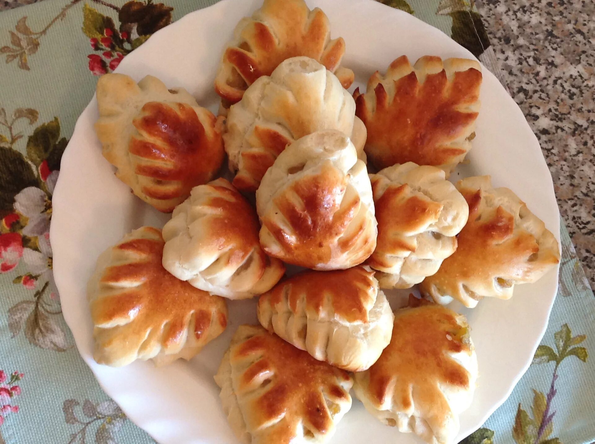 Пирожки с яблоками из сдобного теста. Сдобные пирожки. форма для пирожков, яблоко. пирожки сдобные с яблоками. булочка листик.