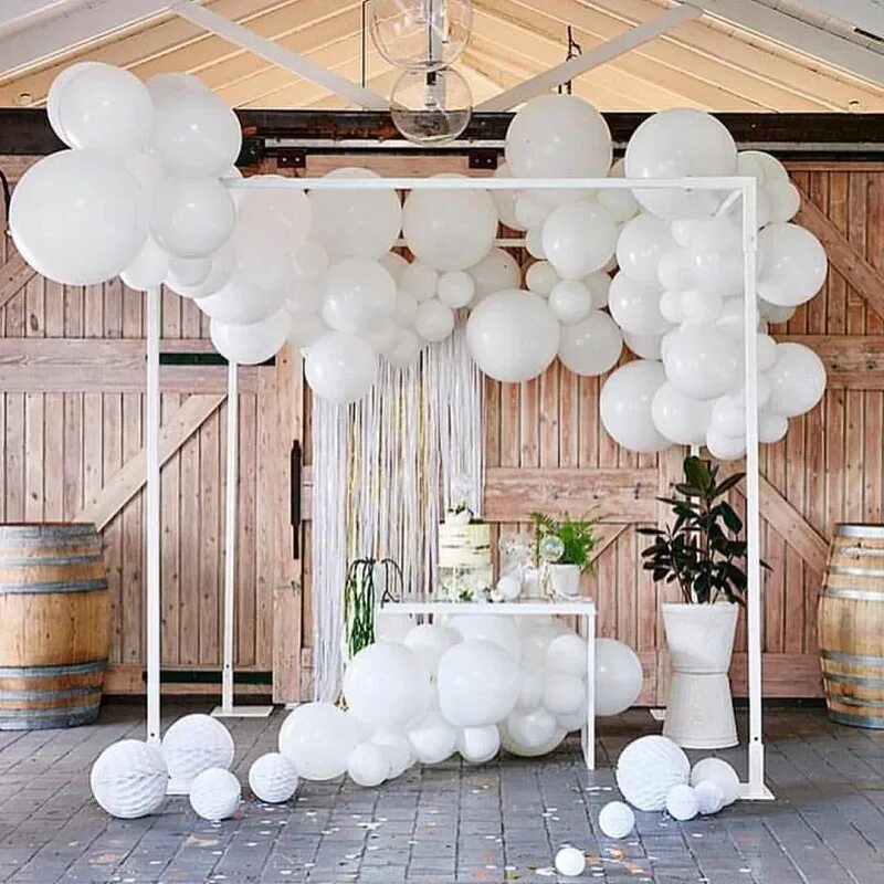 Воздух украшен. Украшение шарами. Украшение свадьбы воздушными шарами. Фотозона на свадьбу с шарами. Фотозона с белыми шарами.