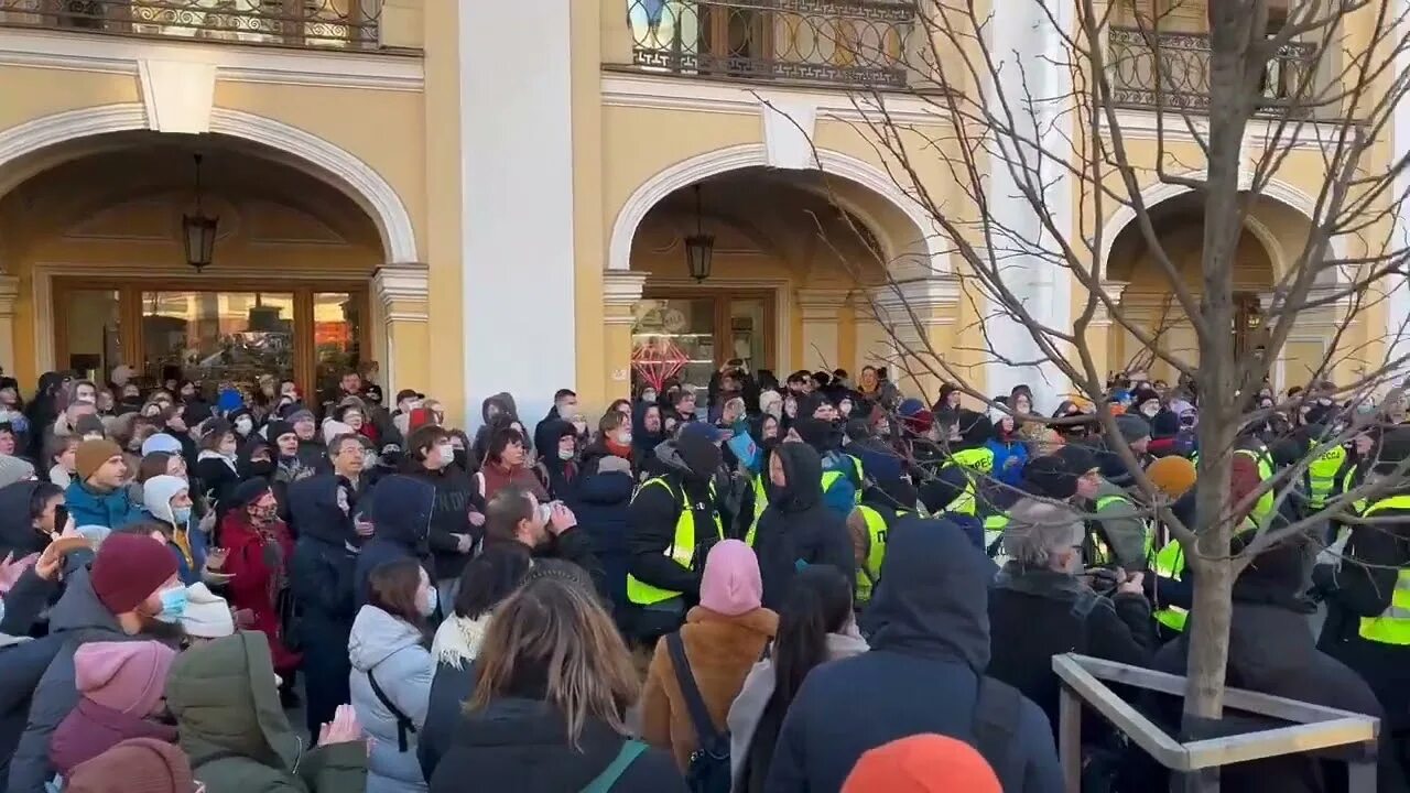 Протесты в Петербурге сейчас. Митинг на Невском проспекте. Митинг в Питере 2022. Митинги в Питере сейчас. Митинг спб 2024