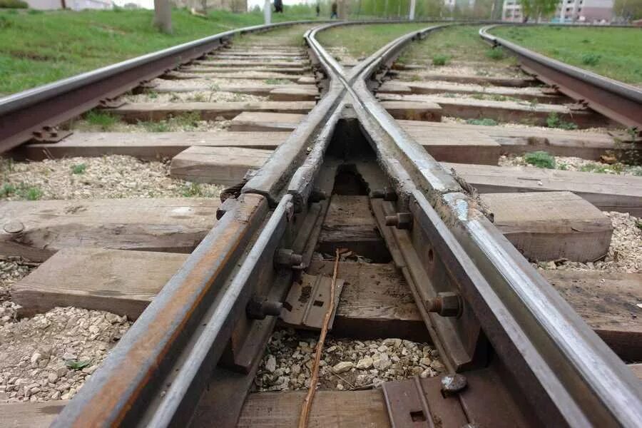 Зимой при соединении железнодорожных стальных рельсов