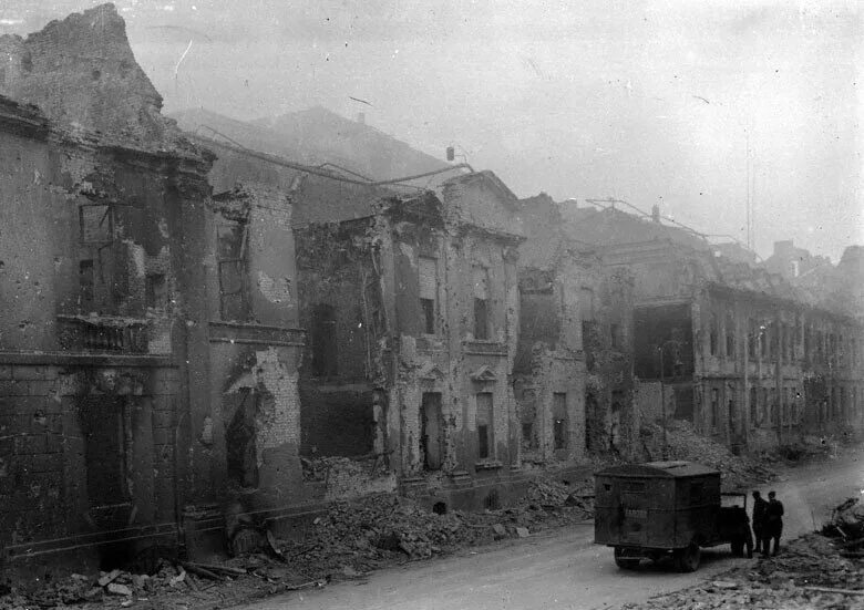 Разрушенные дома войной. Здание гестапо в Берлине 1945. Берлин город 1945. Штурм Берлина 24 апреля 1945.