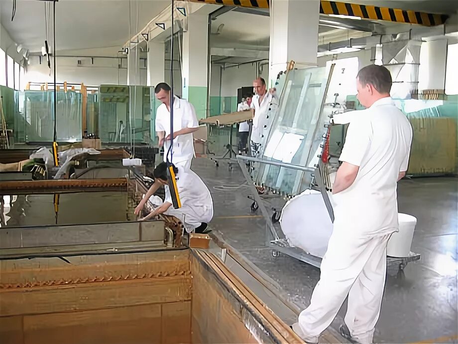 производство органических стекол. органический стекло производство. завод цех по производству оргстекла. завод по производству стекла. производство органических стекол.