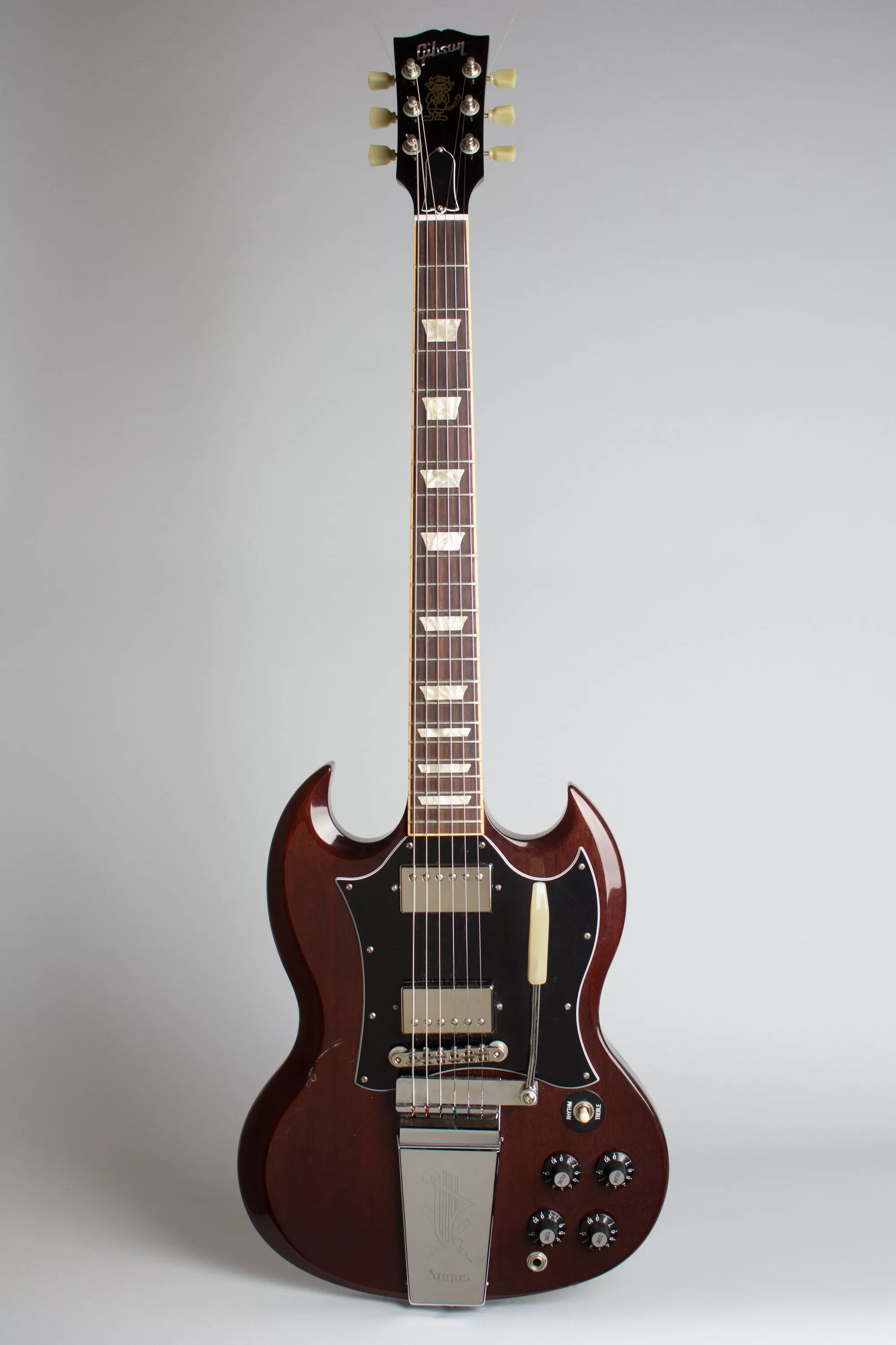 Gibson SG Angus young Signature. Электрогитара Gibson Angus young SG Standard. Gibson SG Angus young Signature Vibrola USA. Angus young с гитарой.