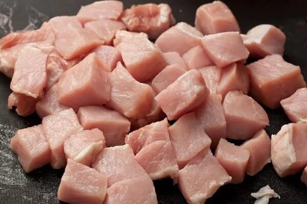 Как нарезать мясо кубиками. Нарезка мяса кубиками. свинина кубиками. мясо свинины нарезанное кубиками. свинина порезанная кубиками.