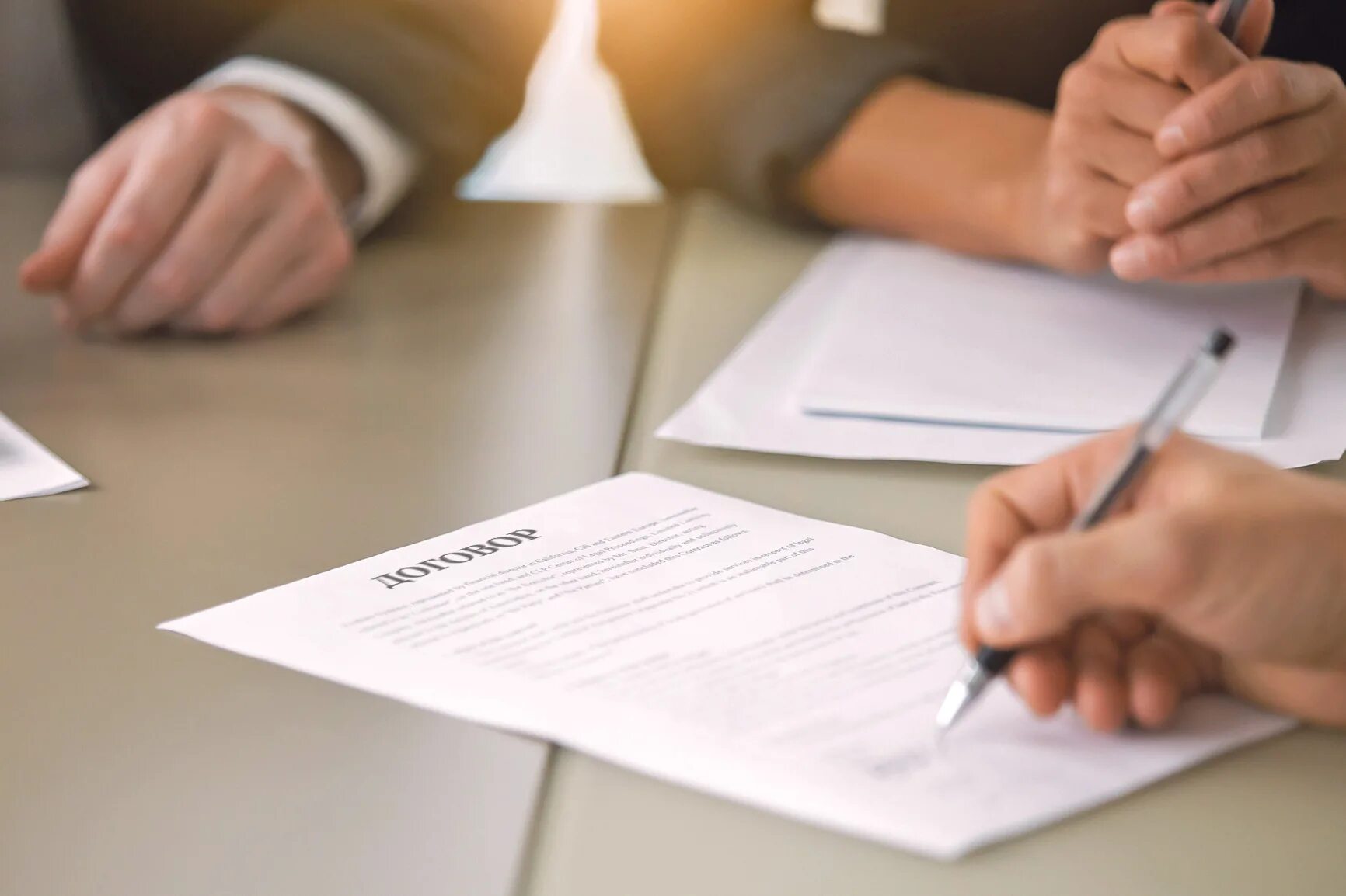 Contract mr. Юридический документ. контракт. labor contract. мужчина ставит подпись.