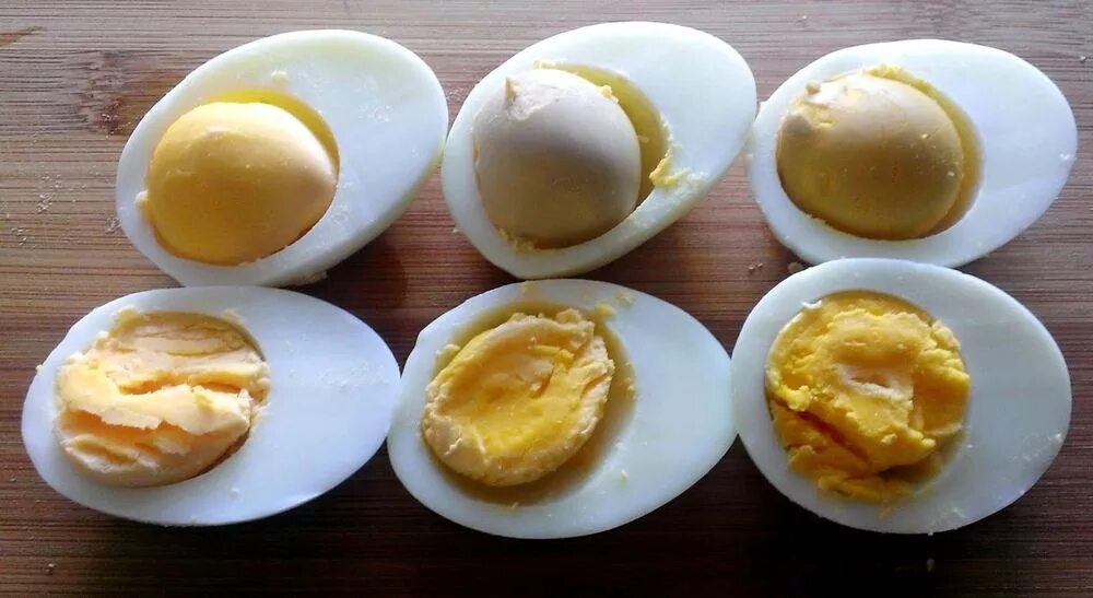 Желток вареного яйца. Переваренные яйца. Яйцо в крутую. Вареные яйца в крутую.