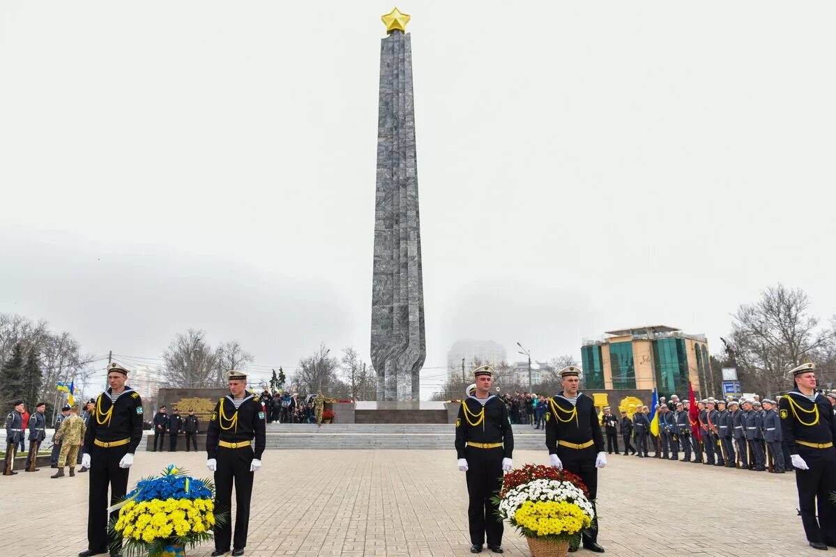 Площадь 10 апреля. Мемориал Крылья Победы. Стела «Крылья Победы»- Одесса. Мемориал Крылья Победы в Одессе.