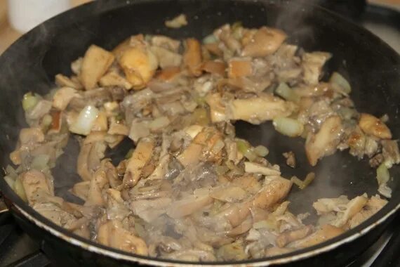 Вешенки в сметане на сковороде рецепт с фото пошагово - 1000.menu