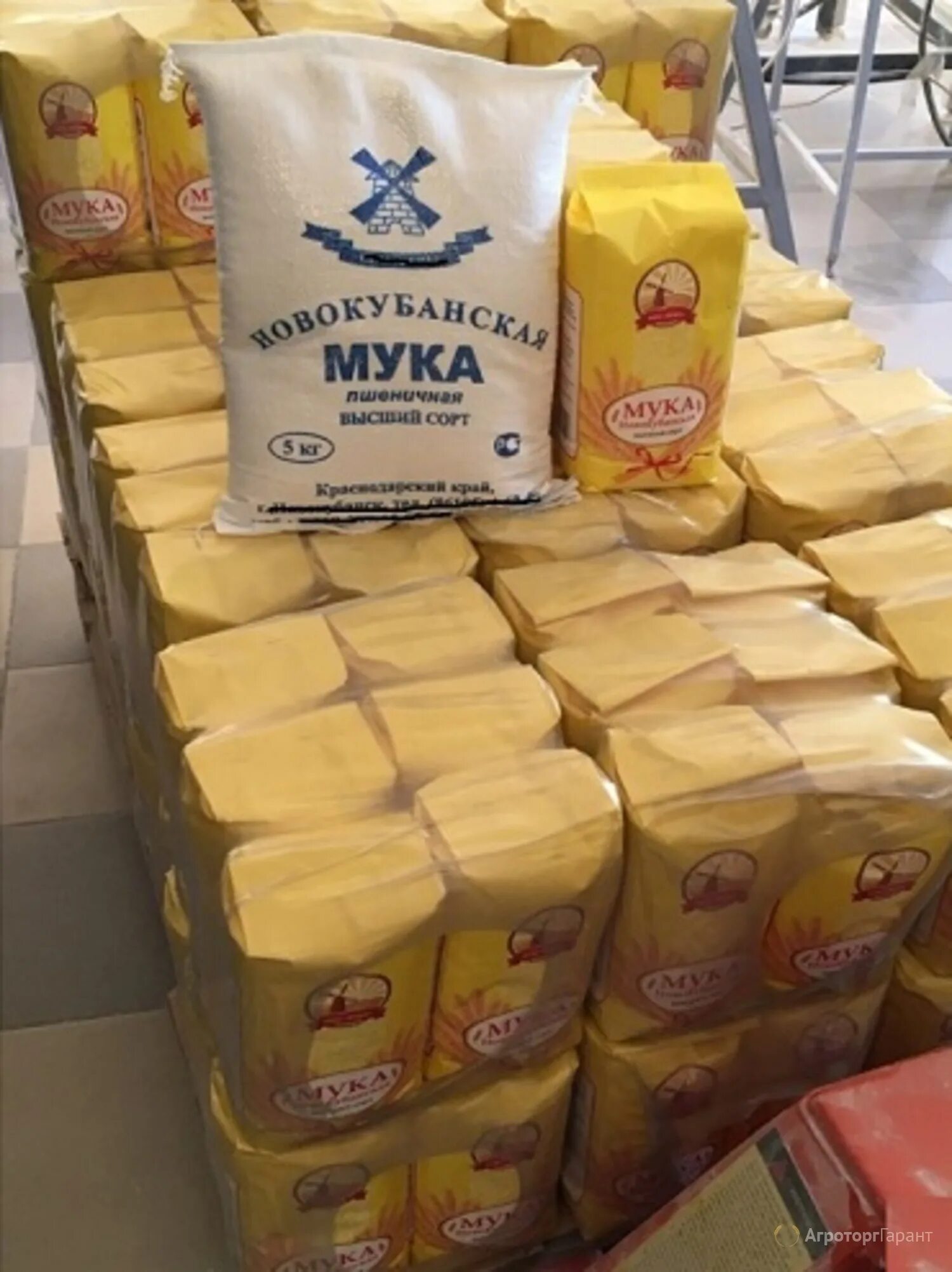 Мука в упаковке. Фасовка муки в мешки. Групповая упаковка муки. Фасовка муки на паллете. Купить муку пермь