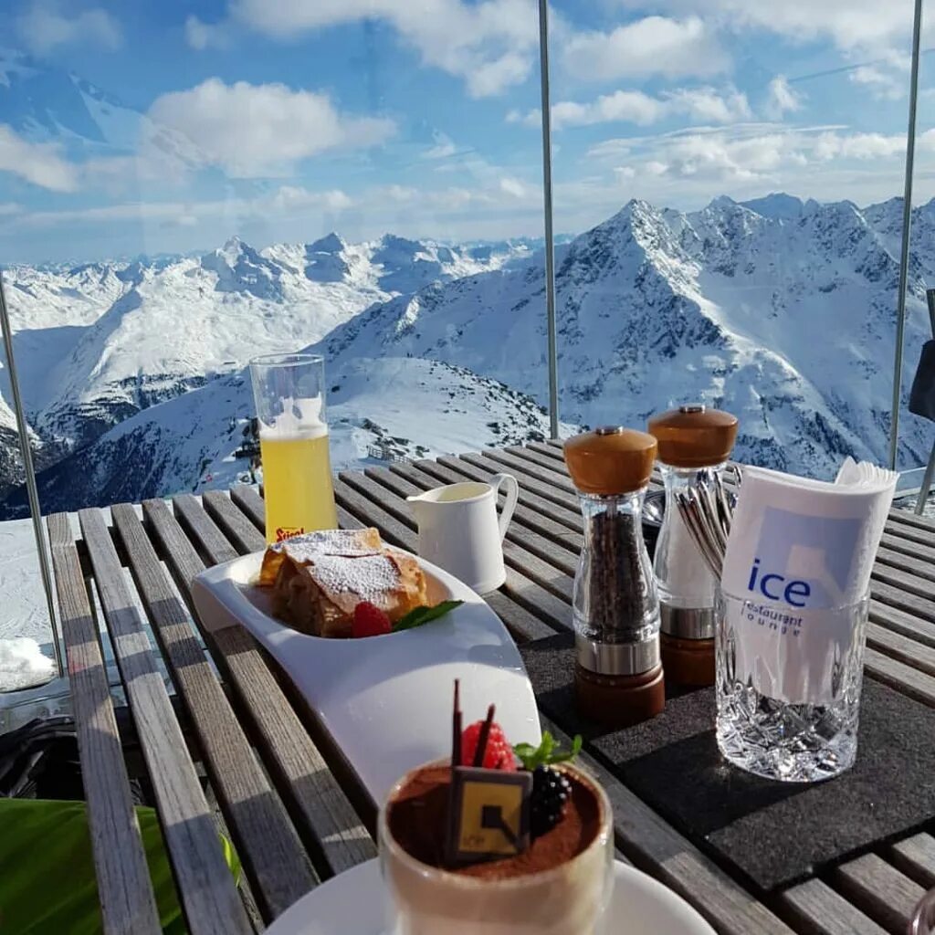 Горнолыжные кафе. Ишгль Австрия. Ишгль горнолыжный курорт Австрия. Италия - Ишгль. Завтрак на горнолыжном курорте.