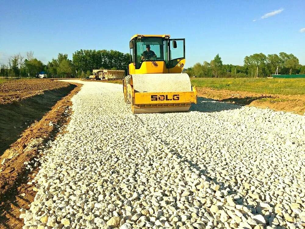 Уплотненный. Утрамбовка песчаного грунта. Уплотнение щма катками. Уплотненный. Уплотненный опрос на уроке это.