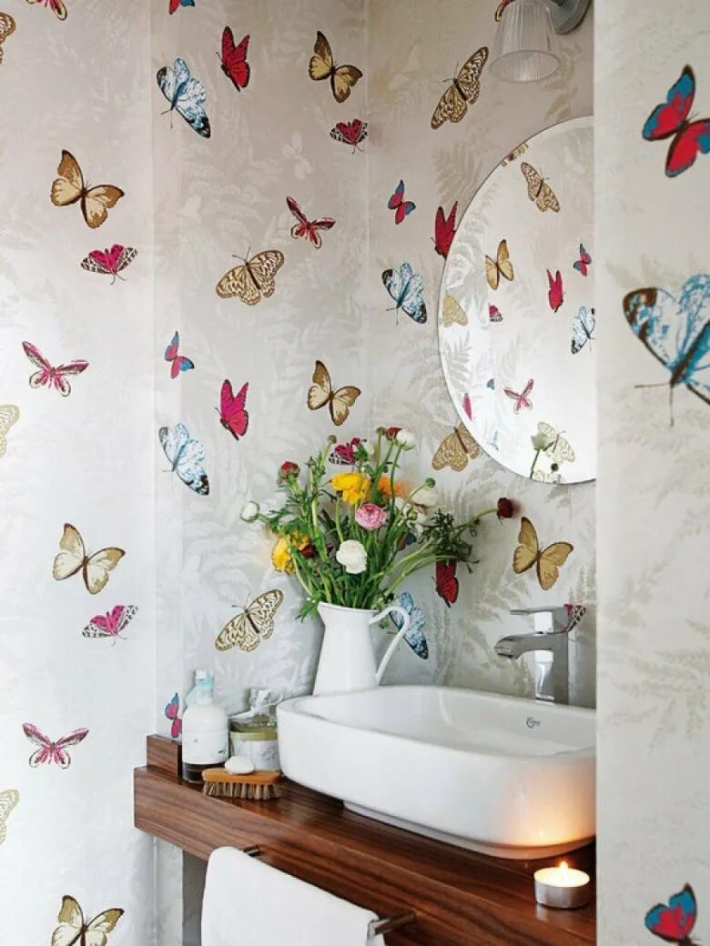 Чем можно обклеить ванную. Декор в ванную комнату на стену. Самоклейка для стен в ванной. Клеенка на стены в ванной. Плитка с бабочками.