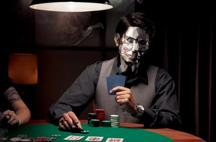 Тайтовый игрок в покере это. Игроки за покерным столом. Человек за карточным столом. Мужчина за покерным столом.