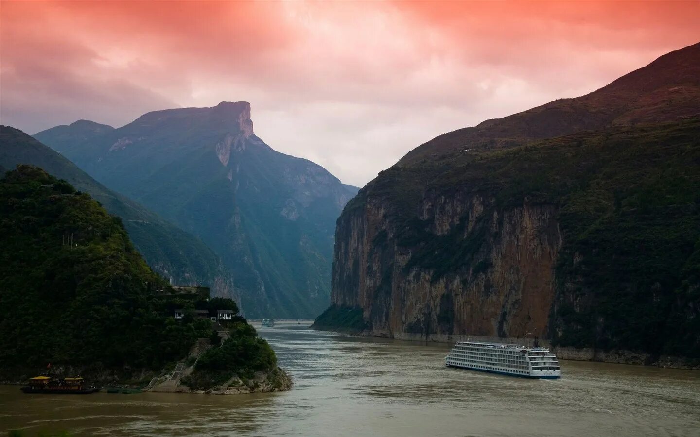 Самая длинная река евразии янцзы. Река Янцзы Китай. Ущелье Силин Китай. Долина реки Янцзы. Ущелье Цюйтан Китай.