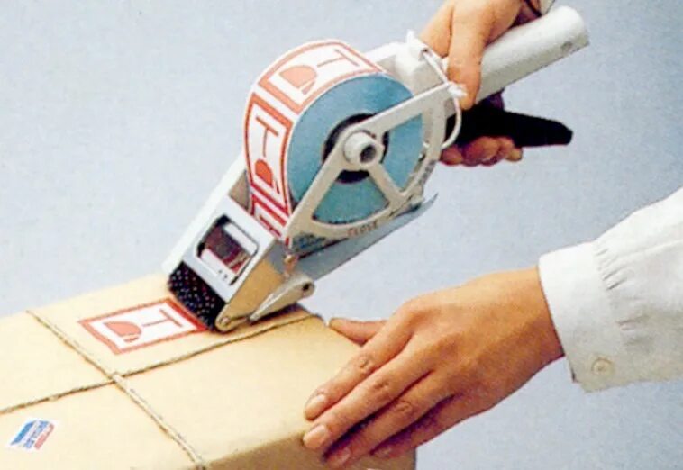 стикеровка. маркировщик товара на склад. маркировка товара. упаковка, маркировка, стикеровка. стикеровка маркировка товара.