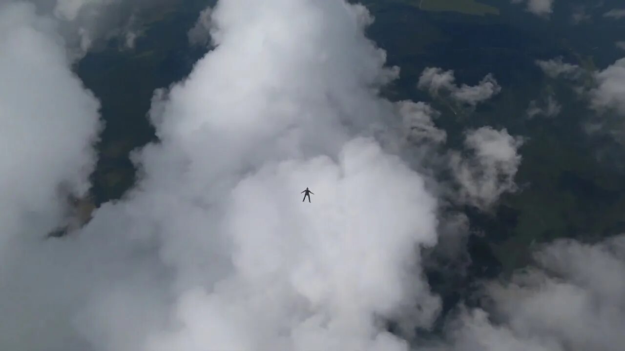 Видео пролет. Пролёт самолёта через облака. Облака первого канала. Камера проносится сквозь облака.