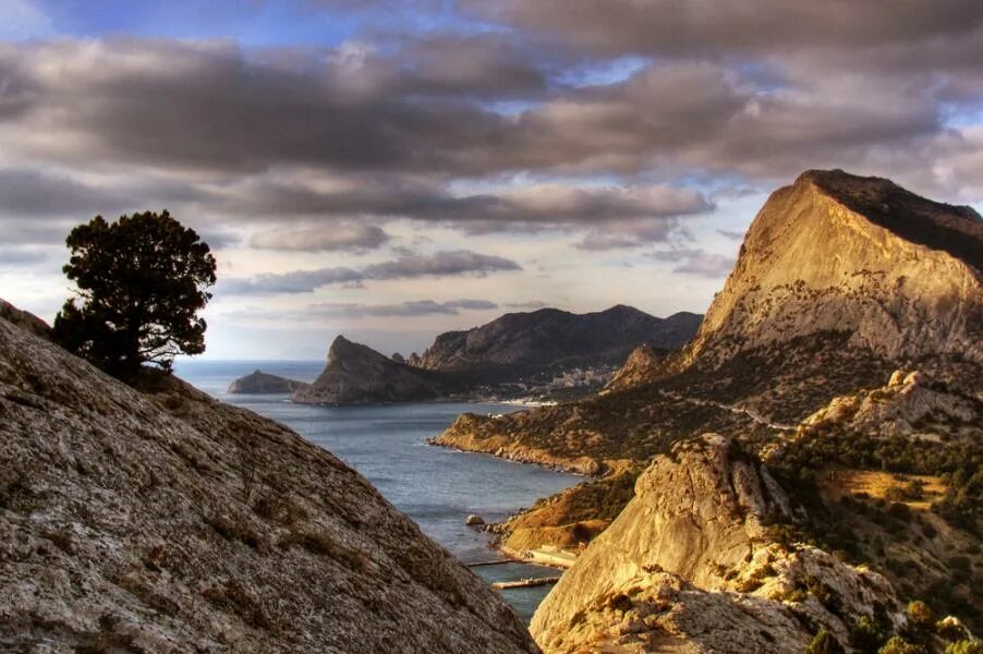 Крымские горы и море. Крымские горы и море. Горы крымского полуострова. Коктебель скалы киммерия. Крымские горы и море.