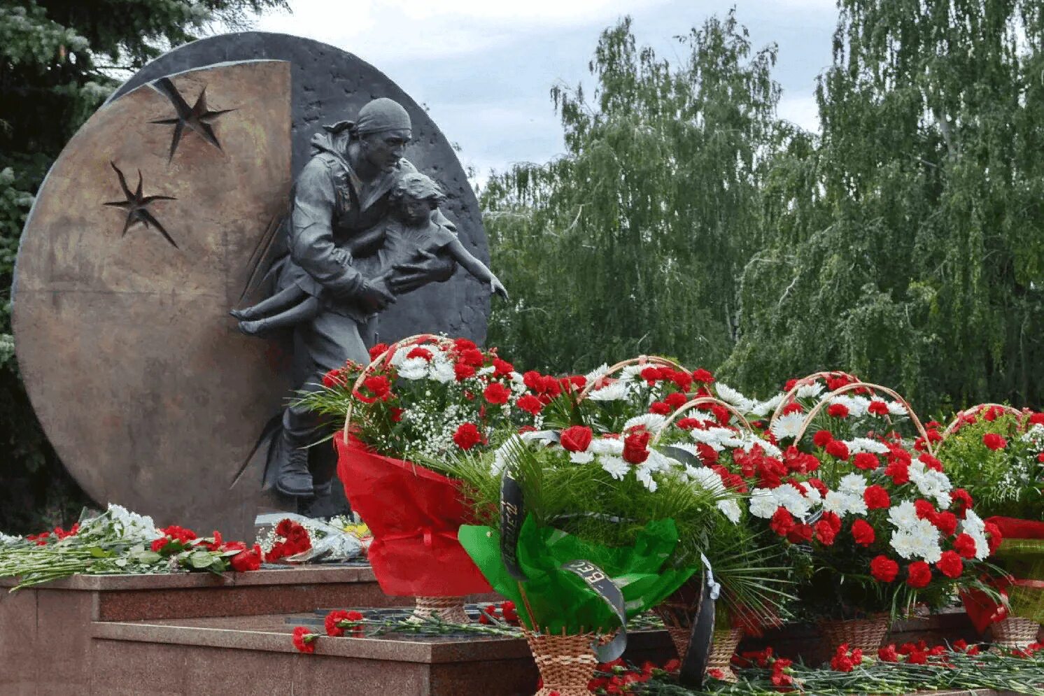 Памятники Беслану в России. Мемориал памяти в Беслане. Памятник погибшим в теракте Беслан. Памятники терроризму