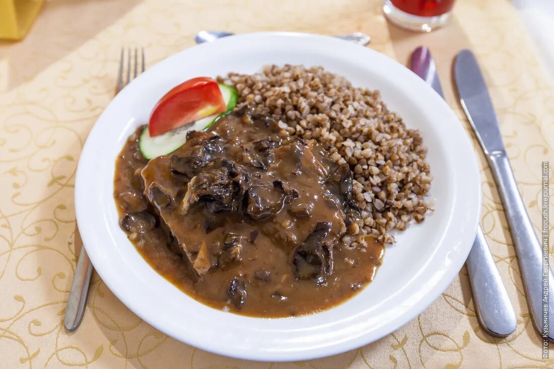 гречка с мясом. гречневая каша с грибами. тушеная говядина с гречкой. гречка с поджаркой. гречневая каша с гуляшом.