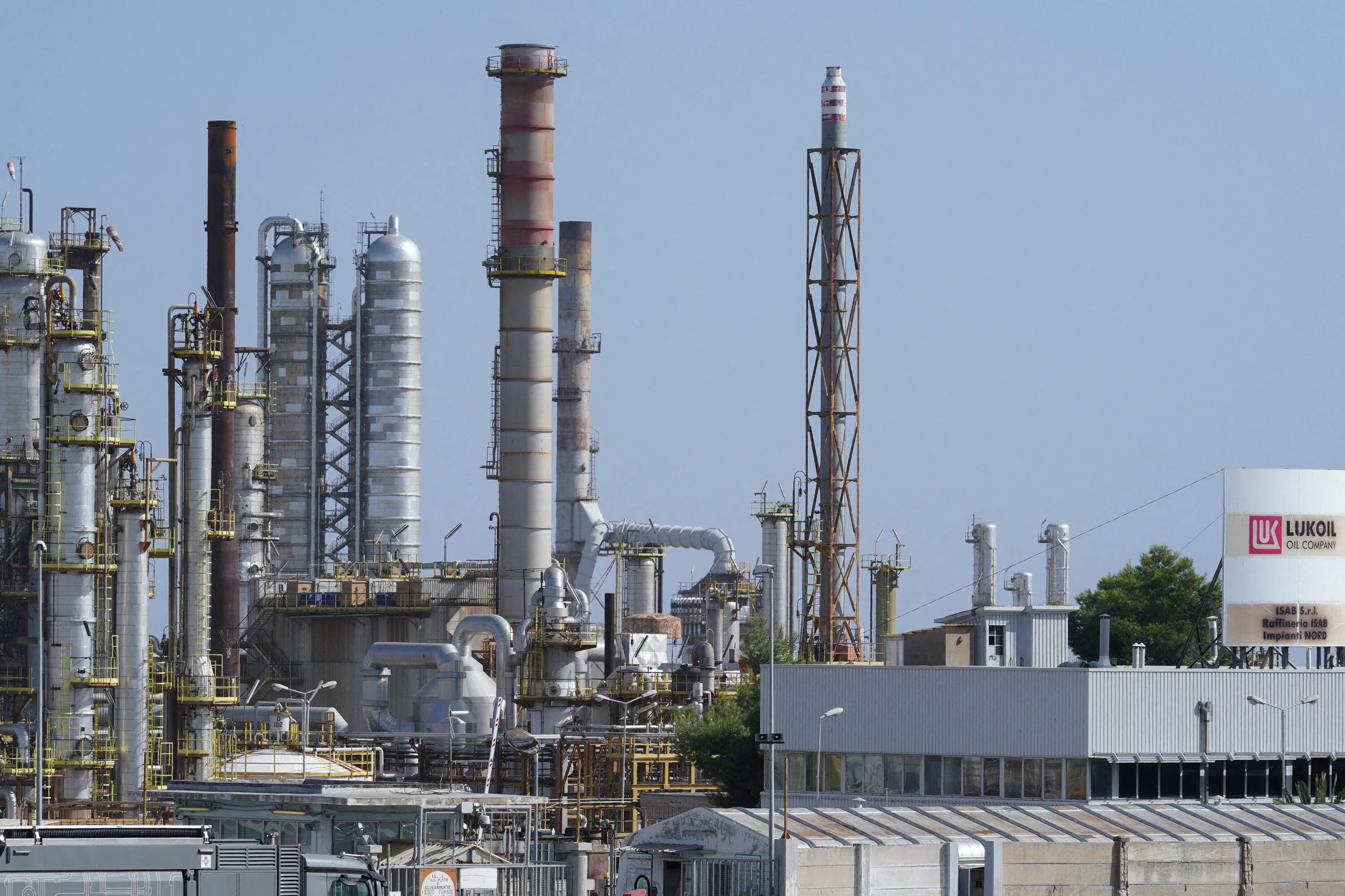 Нефтеперерабатывающий завод расположен в городе. Нефтеперерабатывающий завод италия. нпз isab. лукойл нпз isab в италии. сицилия нпз.