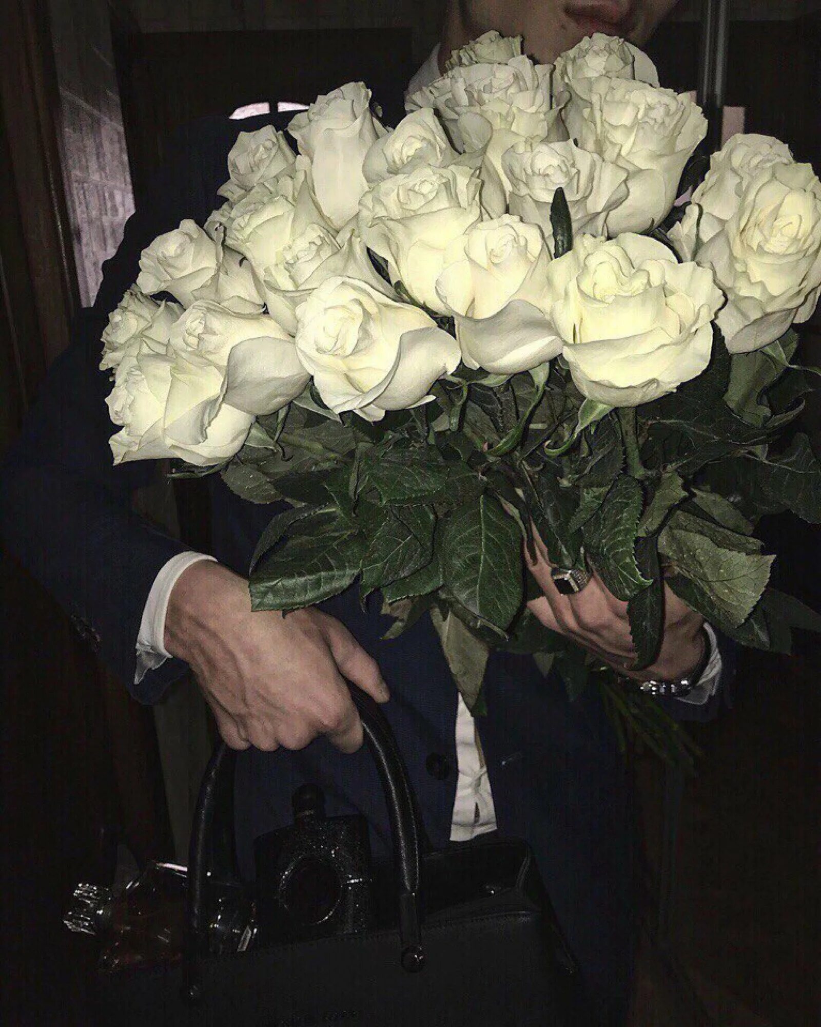 Сонник подарили букет. Букет цветов в руках. Девушка с белыми розами. Парень с букетом цветов. Парень с букетом белых роз.